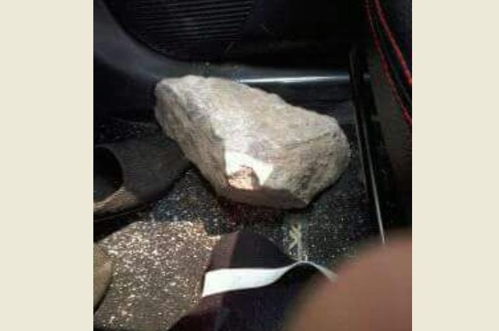 Batu yang digunakan pelaku untuk menimpuk salah satu anggota TRCI