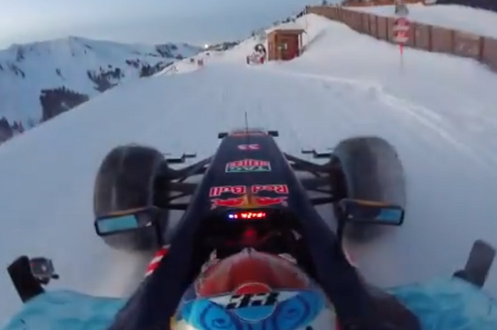 Max Verstappen mengendarai mobil F1-nya di atas salju pegunungan
