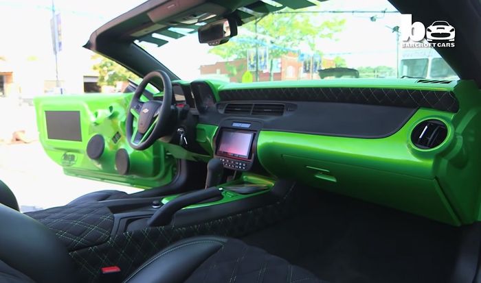 Kabin Chevrolet Camaro juga dilapisi warna hijau
