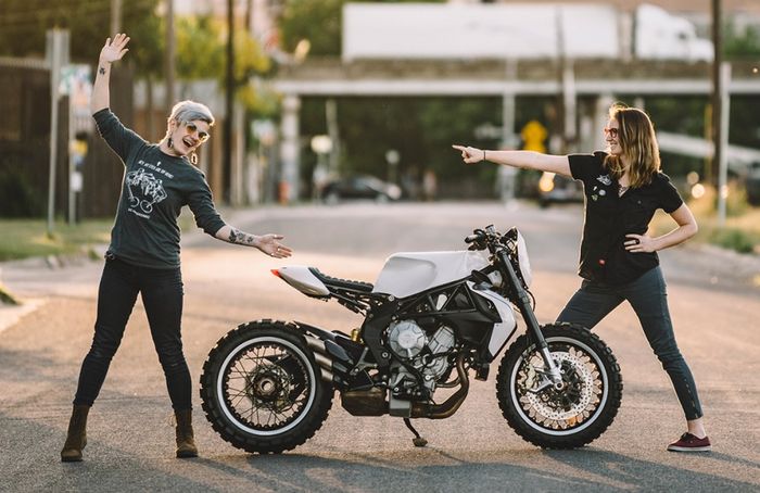 Alicia Elfving (kiri) dan  Sofi Tsingos bersama MV Agusta Brutale 800  garapan mereka