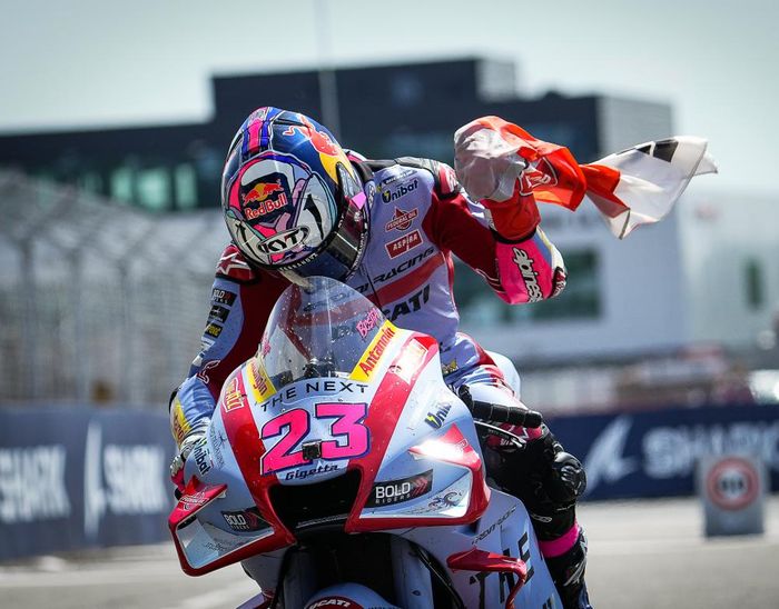 Enea Bastianini  berhasil meraih kemenangan setelah mengasapi pembalap pabrikan Ducati di MotoGP Prancis 2022