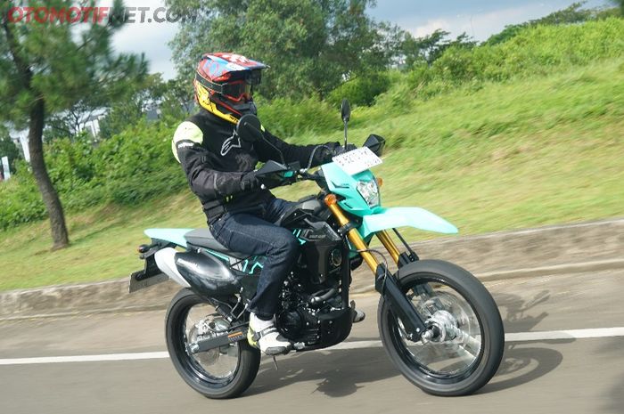 Kawasaki KLX 150 SM, tipe supermoto ini punya nafas lebih panjang ketimbang versi offroad