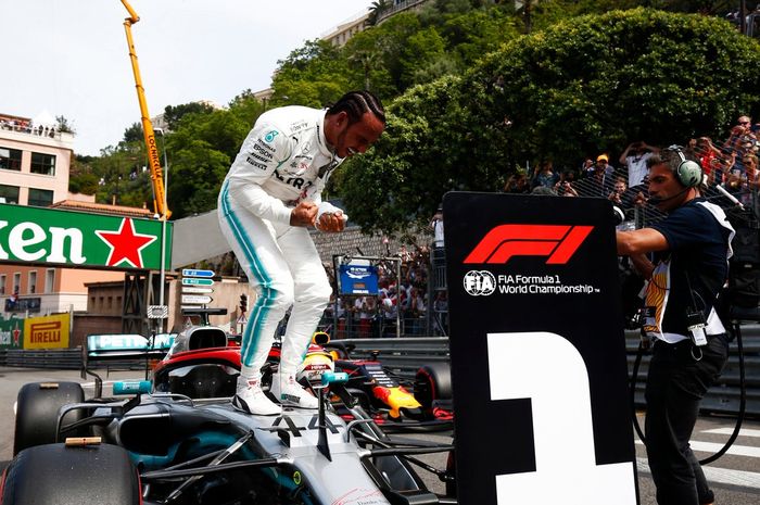 Pembalap Mercedes, Lewis Hamilton bahagia bisa meraih pole position di F1 Monako (25/05/2019) usai mengalahkan Valtteri Bottas 