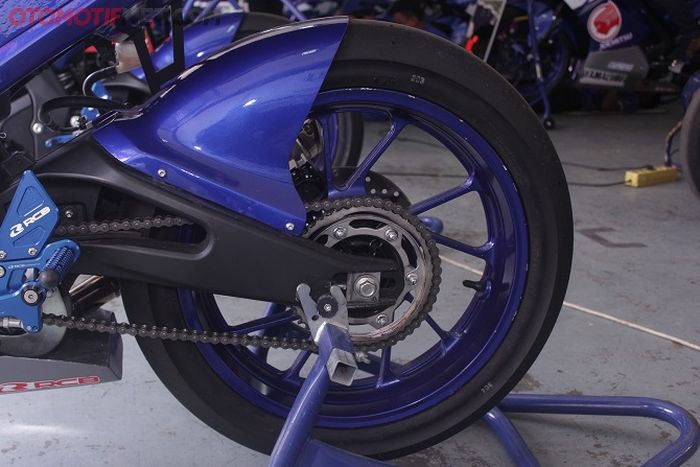 Pelek masih standar bawaan pabrik, dibalut ban IRC Fastil, cocok untuk balapan di sirkuit Sentul