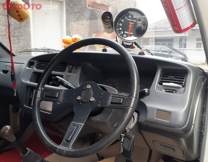 Interior Kijang Kapsul pasang setir Toyota Lawas dan tachometer RPM tambahan