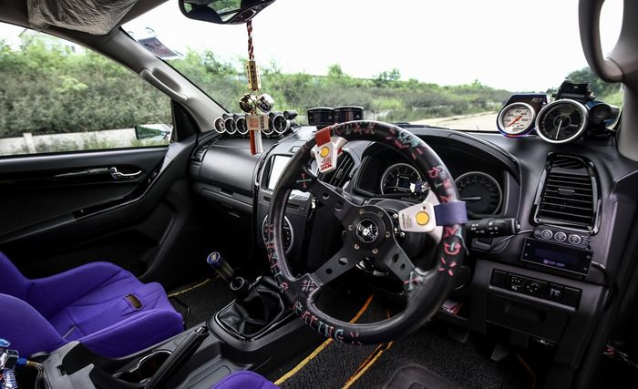Kemasan kabin Isuzu D-Max juga kental aura racing