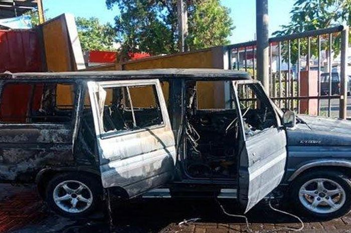 Toyota Kijang Grand terbakar di tempat cucian mobil di Malang, Jatim