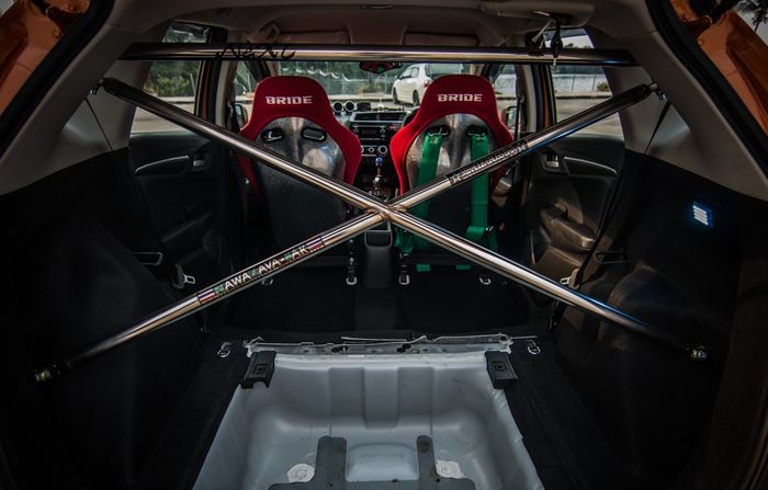  X-Bar sebagai support body di kabin belakang Honda Jazz GK5
