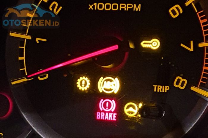 Tanda-tanda sensor ABS mobil bekas rusak.