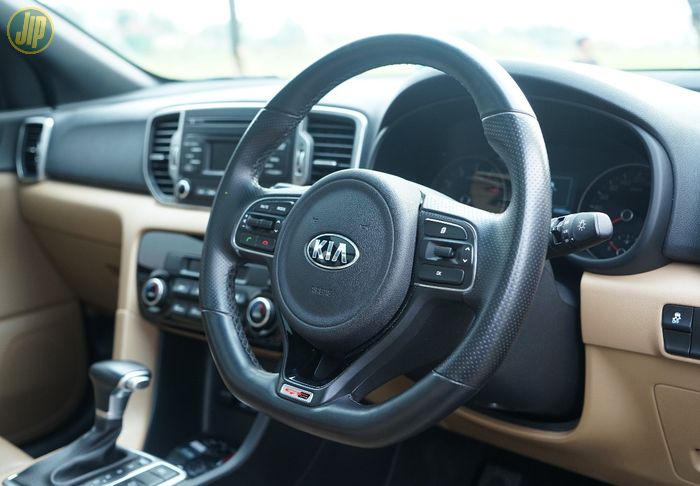 Setir Kia Sportage bermodel flat-bottomed dan ada paddle-shift