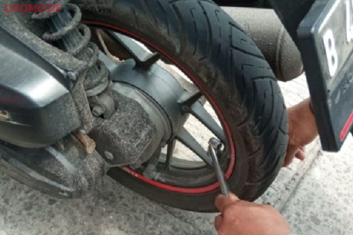 Fakta, tekanan angin ban kurang bisa membuat motor boros bensin
