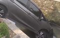 Honda Jazz Nyemplung ke Selokan Karena Pengemudinya Diduga Asyik Main Handphone, Begini Pesan Pakar Safety
