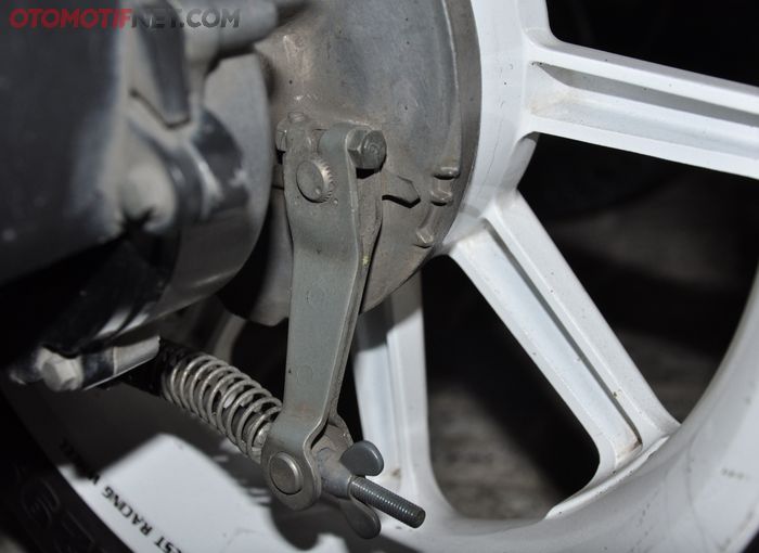 Tanda panah di rem teromol menandakan ketebalan kampasnya