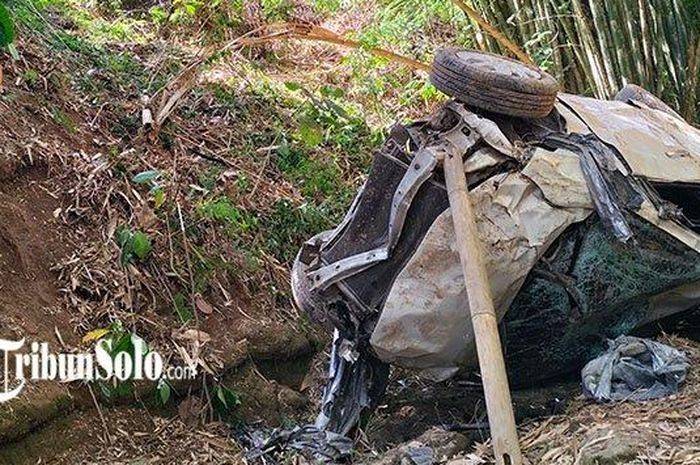 Kondisi Honda Mobilio nopl K 8403 NK yang terjun ke jurang sedalam 50 meter di  jalur Selo, Candi Baru, Genting, Cepogo, Boyolali