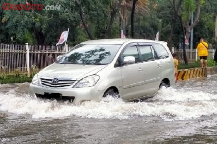 Toyota Kijang Innova Melintas Banjir