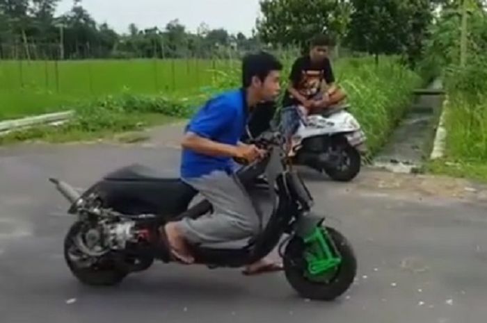 Suara dan lari Vespa 2-tak ini sangar banget!