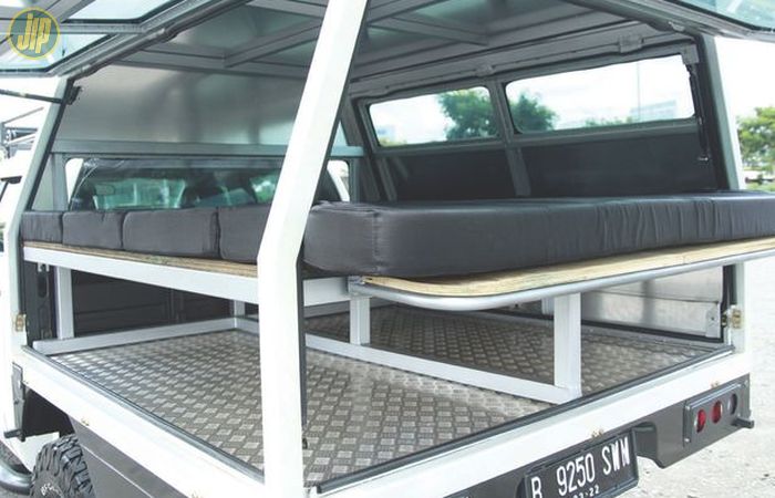 Boks berukuran 1,8 m x 1,8 m x 1,8 m (P x L x T) pada Ford Ranger ini ternyata adalah ruang tidur.