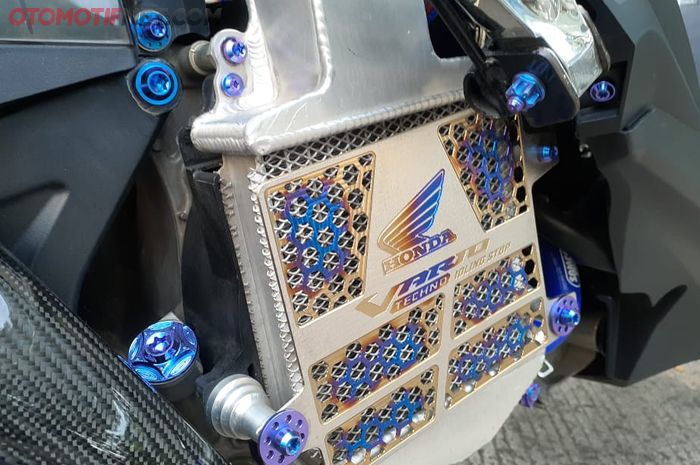 Cover radiator Honda Vario 150 berbahan titanium