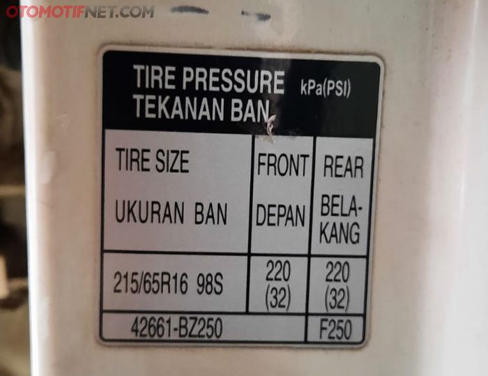Ukuran tekanan angin ban Daihatsu Terios TX Gen1 pre facelift. Ukuran ban 215/65R16. Tekanan angin depan belakang 32 psi