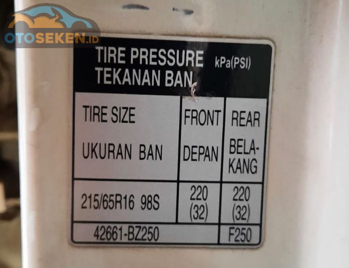Ukuran tekanan angin ban Daihatsu Terios TX Gen1 pre facelift. Ukuran ban 215/65R16. Tekanan angin depan belakang 32 psi