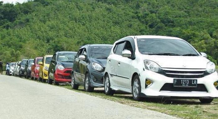 Deretan mobil Toyota Agya dan Daihatsu Ayla milik member AASD chapter Depok