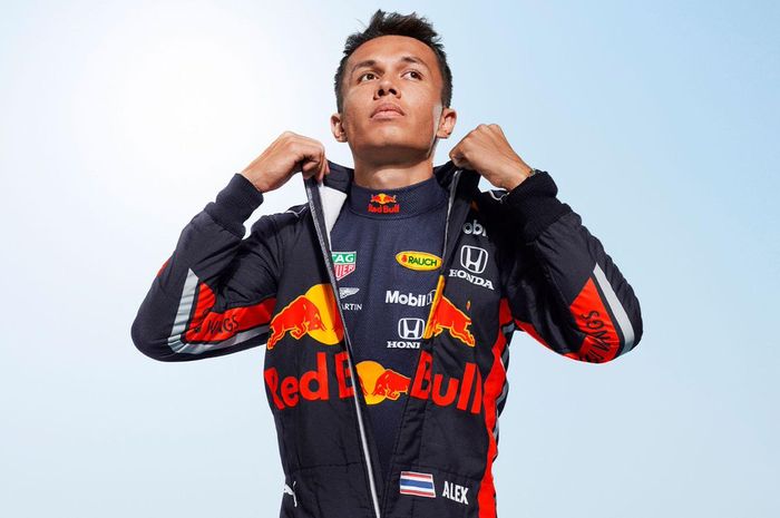 Alexander Albon dengan seragam baru, jadi pembalap tim Red Bull mulai GP F1 Belgia 2019