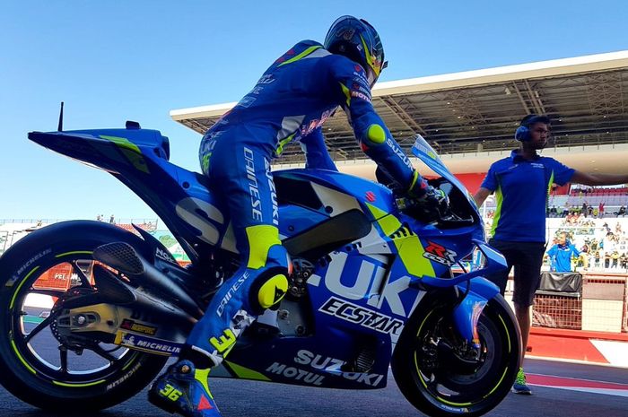 Pembalap Suzuki Joan Mir menjalani sesi latihan MotoGP Italia 2019