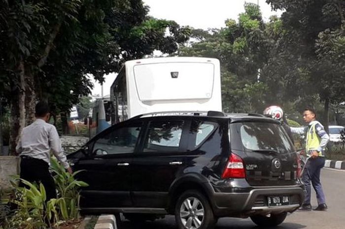 Kecelakaan tunggal di Jalan Kebayoran Lama, pengemudi malah tak sadar alami kecelakaan, Rabu (18/7/2018)