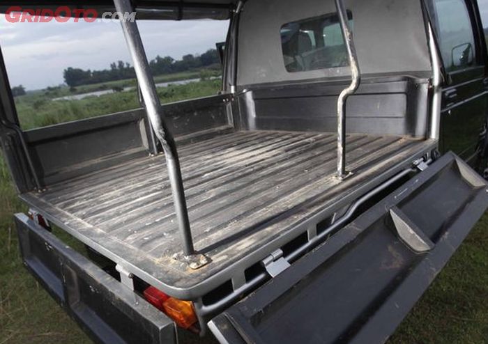  Bak belakang custom model threeway, mempermudah untuk akses barang bawaan pada SUzuki Jimny ini.