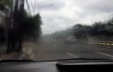 Kenapa Kaca Mobil Berembun Saat Hujan? Ini Penyebabnya, Yuk Simak