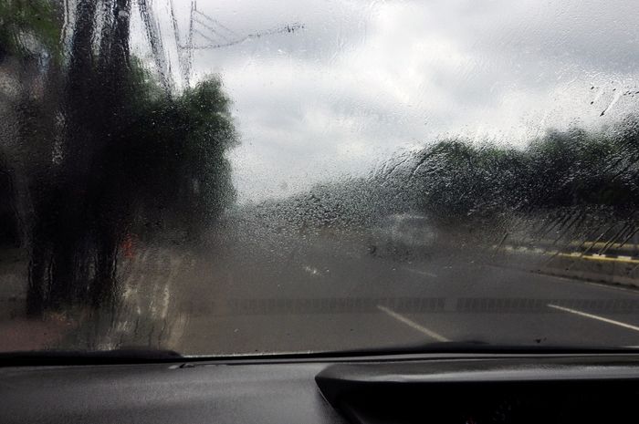Apa penyebab kaca mobil berembun saat kondisi hujan?