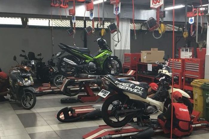 Ilustrasi servis motor matik