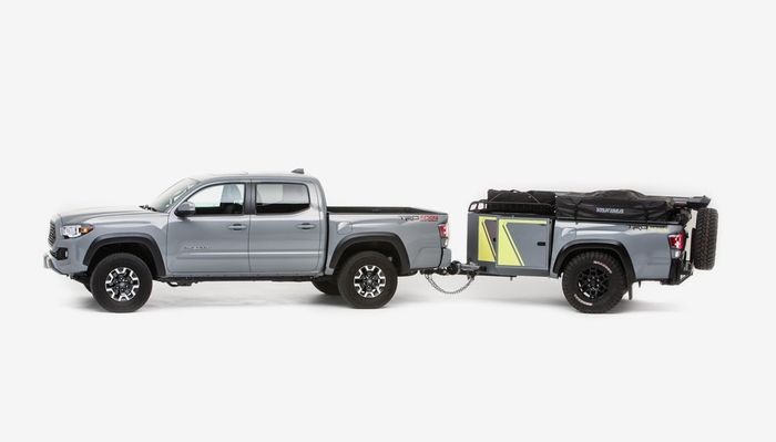 Toyota Tacoma dipasang TRD Sport Trailer
