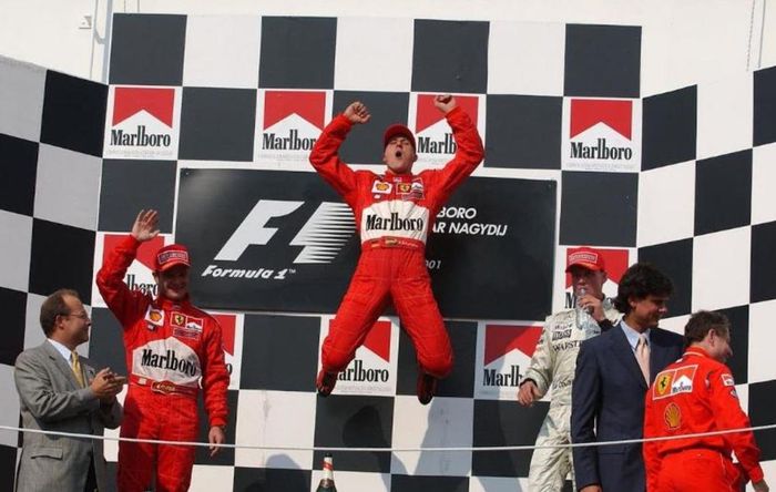 Gaya selebrasi khas Michael Schumacher saat meraih kemenangan F1 Hongaria 2001 bersama tim Ferrari