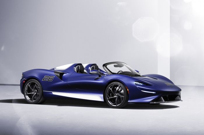 McLaren Elva dengan kaca depan.