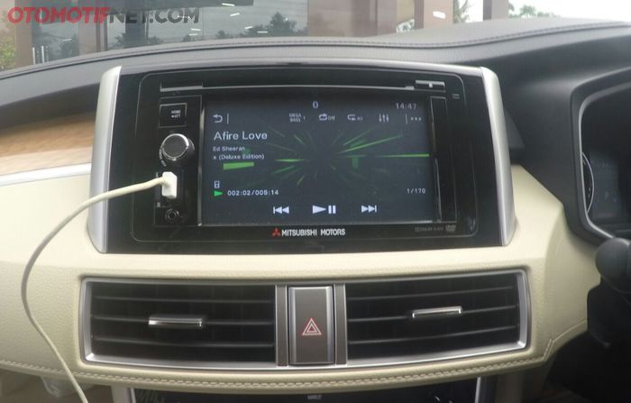 Headunit Mitsubishi Xpander Ultimate ada monitor dan bisa dijadikan alat komunikasi