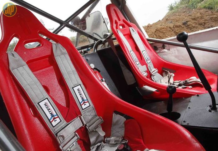 Jok bucket plastik keluaran Summit racing berikut safety belt empat titik dipasang untuk Suzuki Jimny ini. 