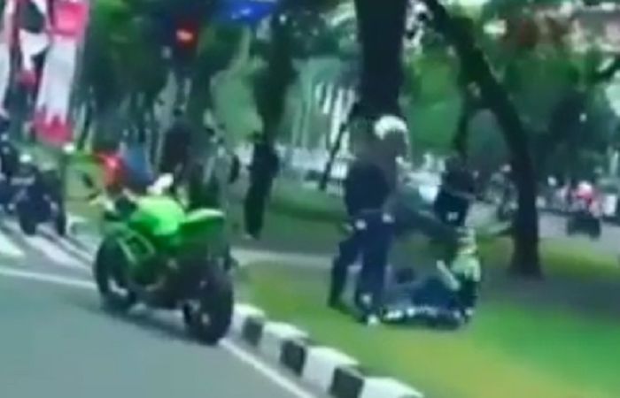 Bikers ngebut di depan Istana Negara, tertangkap polisi militer.