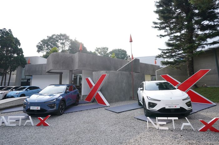 Penampakkan Neta X Supreme (kiri) dan Neta X Elite