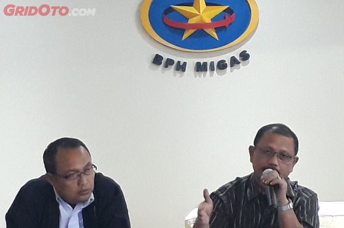 Henry Achmad (kanan) anggota komite Badan Pengatur Hilir Minyak dan Gas Bumi (BPH Migas) ketika memberikan keterangan di Jakarta (18/10)
