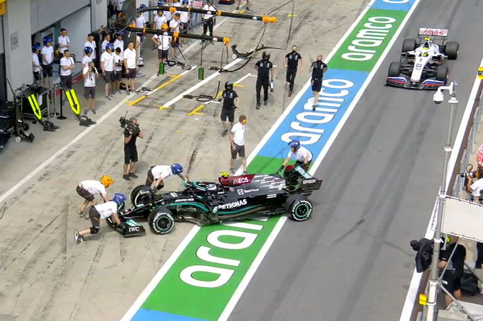 Kru tim McLaren membantu Valtteri Bottas yang melintir di pit lane saat FP2 F1 Styria 2021