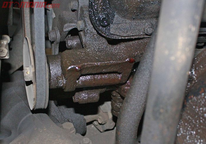 Perhatikan lokasi rembesan dari oli power steering, bisa mendeteksi lokasi kerusakan.