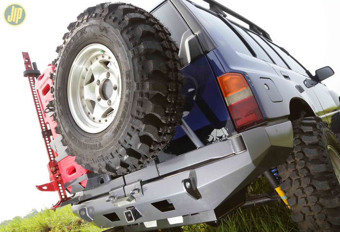 Bumper belakang custom milik Suzuki Sidekick ini dirancang untuk tempat bercokolnya tire hanger, jerrycan, dan lift jack.