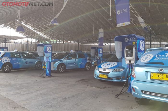 ILUSTRASI. BYD e6 Sebagai Armada Mobil Listrik Blue Bird Group