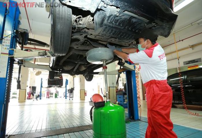 Ikustrasi penggantian oli mesin di bengkel resmi