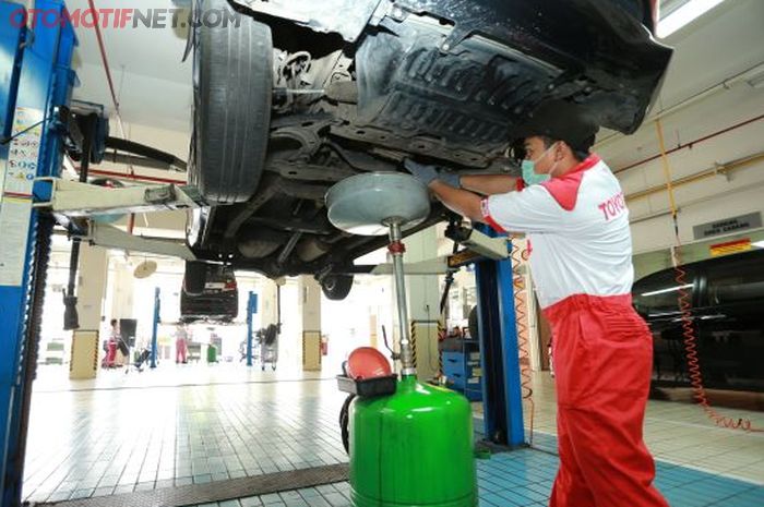 Ganti oli mesin, bila masih takut ke bengkel, bisa kok dikerjakan sendiri di rumah