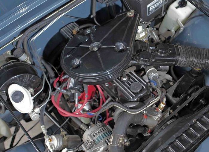 Mesin 6 silinder AMC 258 cu.in bawaan Jeep CJ-7 direkondisi ulang