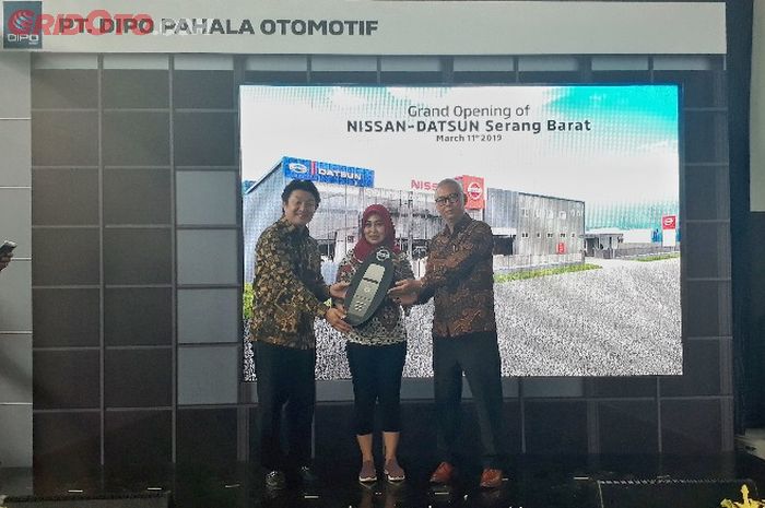 Pembeli pertama di dealer Nissan Serang Banten
