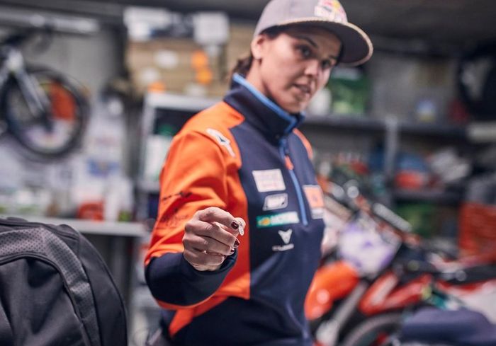 Laia Sanz menunjukkan medali yang mengingatkannya kepada keluarga selama di Reli Dakar