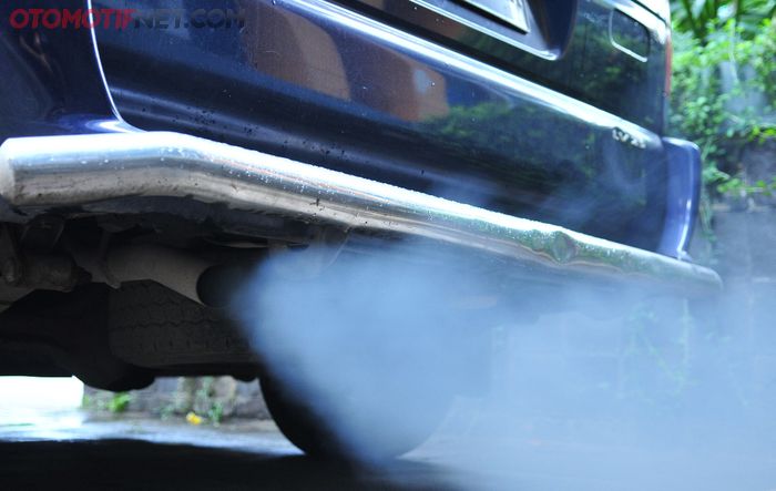 Ilustrasi knalpot mobil diesel mengeluarkan asap putih